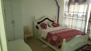 sypialnia z białym łóżkiem z baldachimem w obiekcie Winta Hotel w mieście Hārer