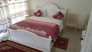 um quarto com uma cama branca e uma janela em Winta Hotel em Hārer