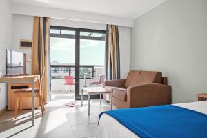 A seating area at Hotel Pocillos Playa, solo Adultos