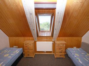 a small room with two beds and a window at Ferienwohnung mit Terrasse in Kropelin in Klein Nienhagen