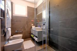 een badkamer met een wastafel, een toilet en een douche bij Relais Villa Clodia in Lazise