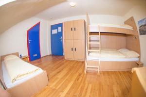 Posteľ alebo postele v izbe v ubytovaní YoHo - International Youth Hostel