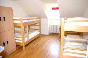 Posteľ alebo postele v izbe v ubytovaní YoHo - International Youth Hostel