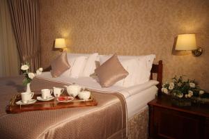 Postel nebo postele na pokoji v ubytování Grand Hotel & Spa Tirana