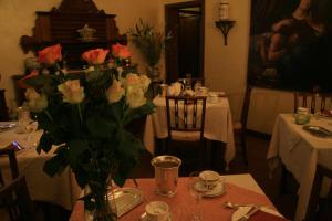 Restorāns vai citas vietas, kur ieturēt maltīti, naktsmītnē Hotel La Rescossa