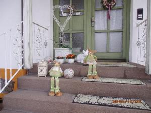 un grupo de animales de peluche sentados en las escaleras de una puerta en Gästehaus Baur, en Kappel-Grafenhausen