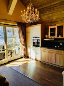 eine große Küche mit einem Kronleuchter in einem Zimmer in der Unterkunft Alpspitz Suite Alpi in Grainau