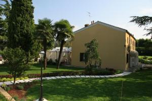 een huis met een palmboom in de tuin bij Hotel La Rescossa in Mira