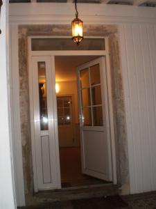eine Tür in ein Zimmer mit einem Spiegel in der Unterkunft Chambres d'Hôtes le Clos des Lesses in Fresse-sur-Moselle