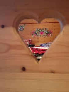 uma vista em forma de coração de um armário num quarto em Mattenhof em Zell am Harmersbach