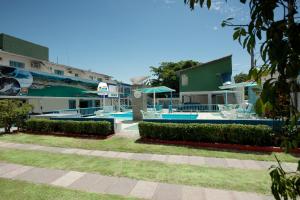 瓜拉帕里的住宿－Pousada Mar E Mata，享有带游泳池的度假村景致