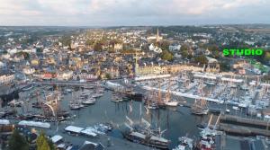 - une vue aérienne sur un port avec des bateaux dans l'établissement Studio Quai Loti, à Paimpol