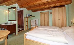 Ένα ή περισσότερα κρεβάτια σε δωμάτιο στο Landhaus Lehnerhof