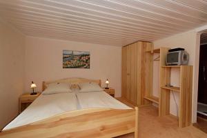 Ένα ή περισσότερα κρεβάτια σε δωμάτιο στο Landhaus Lehnerhof