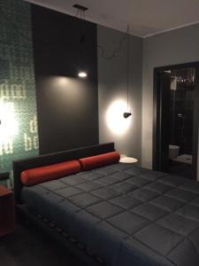 - une chambre avec un lit et une couverture rouge dans l'établissement Tiburtina Suites, Roma, à Rome