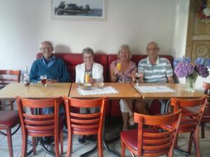 un gruppo di persone sedute a un tavolo di Yec'Hed Mat a Saint-Nicolas-du-Pélem