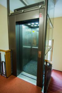um elevador com uma porta de vidro num quarto em Hotel Hron em Náchod