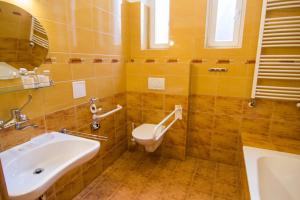 Koupelna v ubytování Hotel Hron