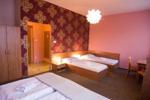 Postel nebo postele na pokoji v ubytování Hotel Hron + 37 fotografií