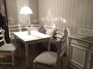 une salle à manger avec une table et des chaises blanches dans l'établissement Mattenhof, à Zell am Harmersbach