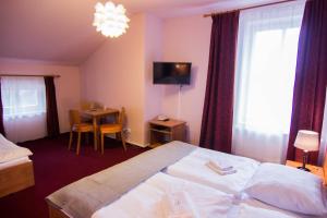 Postel nebo postele na pokoji v ubytování Hotel Hron
