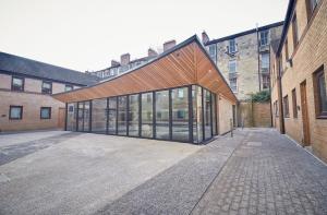 ein großes Gebäude mit Glasfenstern in einer Stadt in der Unterkunft Destiny Student - Meadow Court in Edinburgh