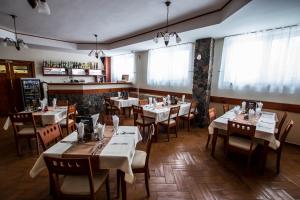 Reštaurácia alebo iné gastronomické zariadenie v ubytovaní Penzion FIT - Contactless check in