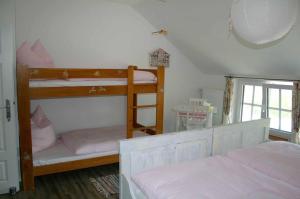 Ein Etagenbett oder Etagenbetten in einem Zimmer der Unterkunft Talblickhof
