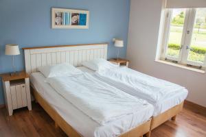 מיטה או מיטות בחדר ב-Residence Aan de Kust