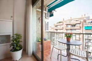 balcón con mesa, sillas y vistas en Rosselló Apartment, en Barcelona