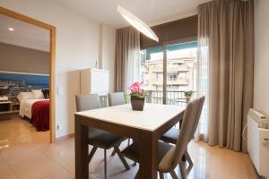uma sala de jantar com mesa e cadeiras e um quarto em Rosselló Apartment em Barcelona