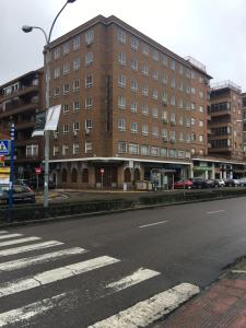 un edificio al lado de una calle con un paso de peatones en Hotel Perales, en Talavera de la Reina