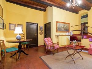sala de estar con mesa y sillas en Belvilla by OYO Castagnola, en Rocca Grimalda
