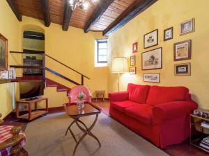 sala de estar con sofá rojo y mesa en Belvilla by OYO Castagnola en Rocca Grimalda