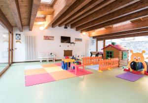 TV a/nebo společenská místnost v ubytování Limone Palace Aparthotel