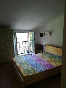 Bett in einem Zimmer mit Fenster in der Unterkunft Casa Burrasca in Levanto