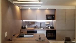 マドンナ・ディ・カンピリオにあるMasettoの部屋にある木製のカウンタートップを備えたキッチン