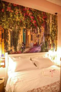 ローマにあるClaudia's home at Vaticanのベッドルーム1室(花の壁掛けのベッド1台付)
