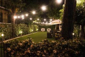Un jardín fuera de Hotel Loretta & Dependance