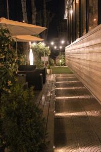 Un jardín fuera de Hotel Loretta & Dependance