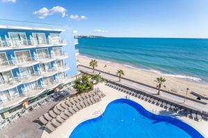 uma vista aérea de um hotel e da praia em Augustus em Cambrils