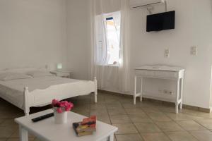 TV a/nebo společenská místnost v ubytování Armadoros Hotel / Ios Backpackers