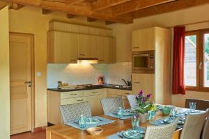 A kitchen or kitchenette at Le Lac Bleu