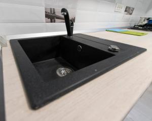 a black kitchen sink on a counter at Summer Fun in Constanţa