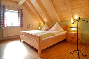Ένα ή περισσότερα κρεβάτια σε δωμάτιο στο Ferienhof Gögelein