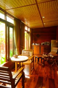 Posezení v ubytování Ruenkanok Thaihouse Resort