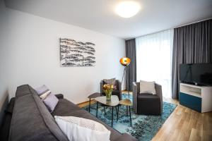 een woonkamer met een bank en een tv bij Ferienwohnung Säntis in Friedrichshafen