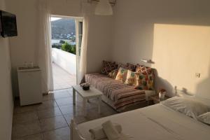 Postel nebo postele na pokoji v ubytování Armadoros Hotel / Ios Backpackers