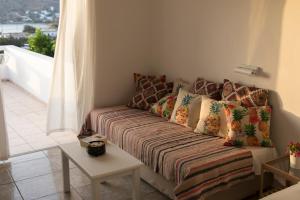 Posezení v ubytování Armadoros Hotel / Ios Backpackers