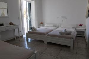 Postel nebo postele na pokoji v ubytování Armadoros Hotel / Ios Backpackers